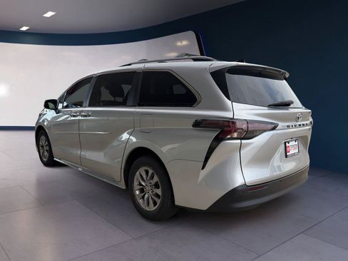 Used 2023 Toyota Sienna XLE FWD image 3