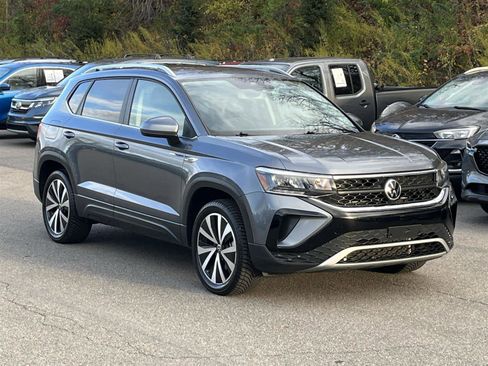 Used 2022 Volkswagen Taos SE w/ IQ.Drive SE Package image 7