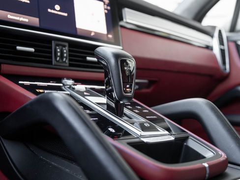 Certified 2023 Porsche Cayenne Platinum Edition image 27