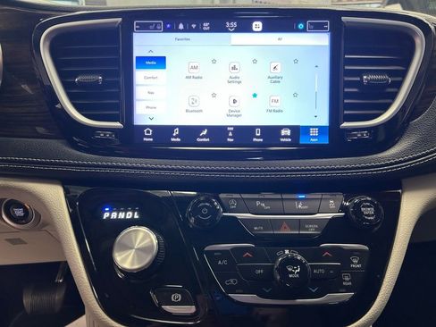 Used 2023 Chrysler Pacifica Limited image 17