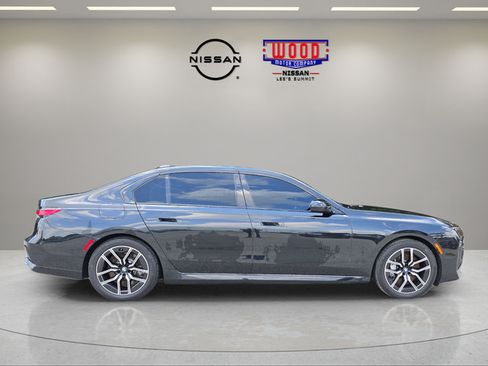 Used 2025 BMW 760i xDrive w/ Executive Package AWD/4WD image 2
