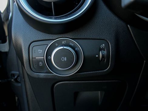 Used 2018 Alfa Romeo Stelvio AWD image 32