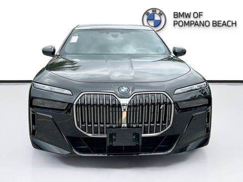 Used 2024 BMW i7 xDrive60 w/ Executive Package AWD/4WD image 2