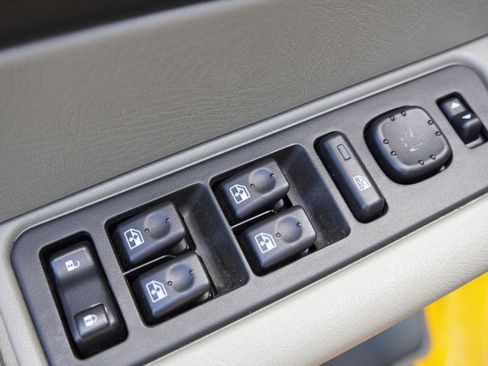 Used 2004 HUMMER H2 w/ Preferred Equipment Group image 25