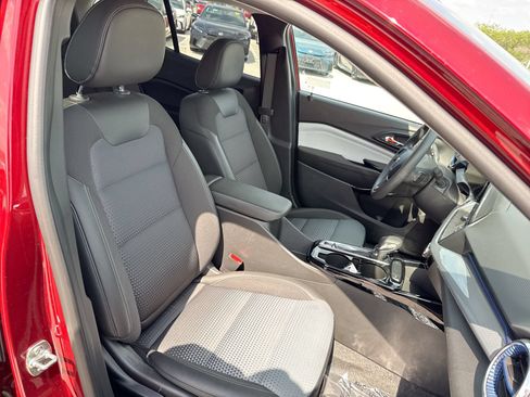 Used 2025 Chevrolet Trax LT FWD image 24