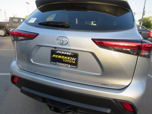 Certified 2022 Toyota Highlander XLE image 12