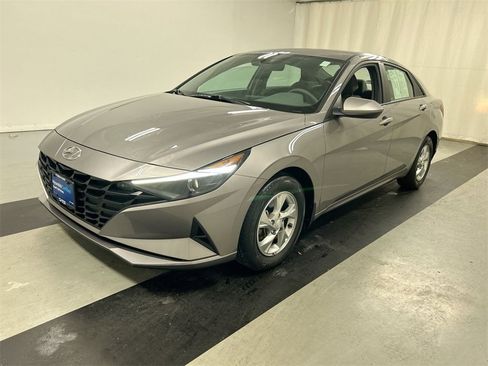 Used 2023 Hyundai Elantra SE image 5