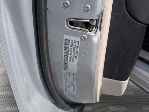 Used 2024 Chrysler Pacifica Touring-L FWD image 17