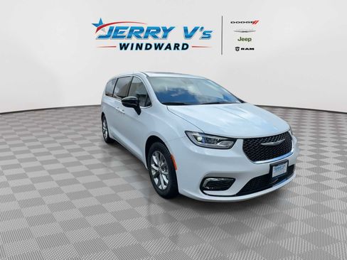 New 2026 Chrysler Pacifica Limited w/ Trailer Tow Group image 2