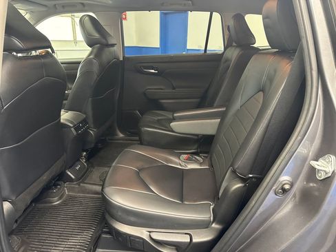 Used 2023 Toyota Highlander XLE AWD/4WD image 26