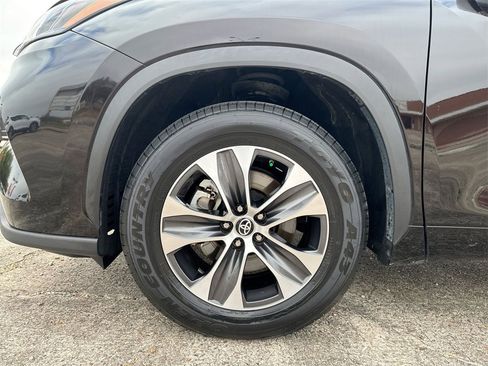 Used 2022 Toyota Highlander XLE image 12