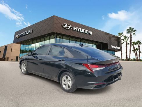 Used 2022 Hyundai Elantra SE image 2