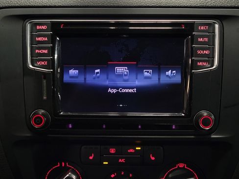 Used 2016 Volkswagen Jetta SE FWD image 25