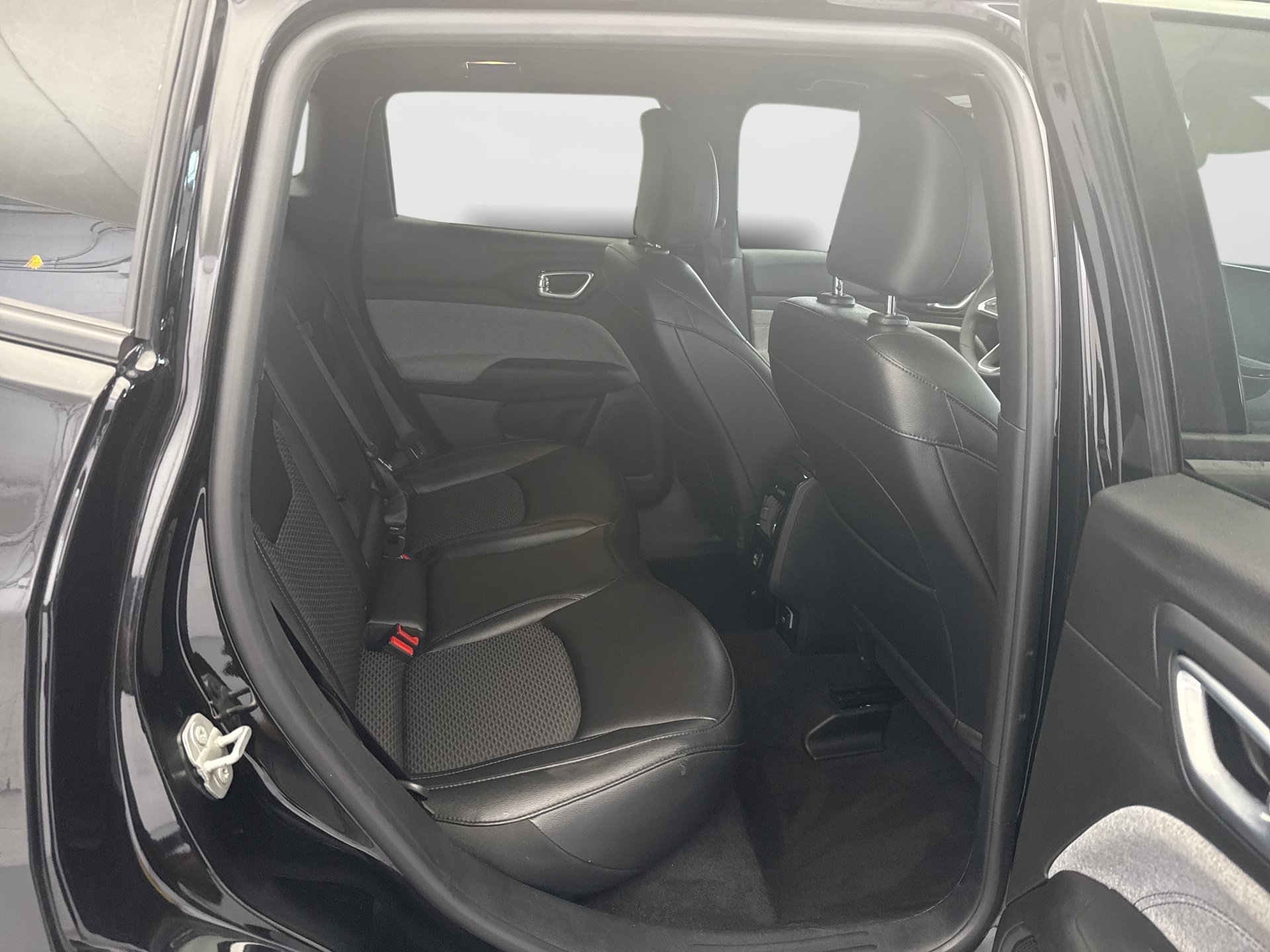 Used 2024 Jeep Compass Latitude AWD/4WD image 17