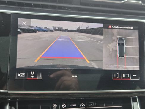 Used 2023 Audi Q8 Premium image 15