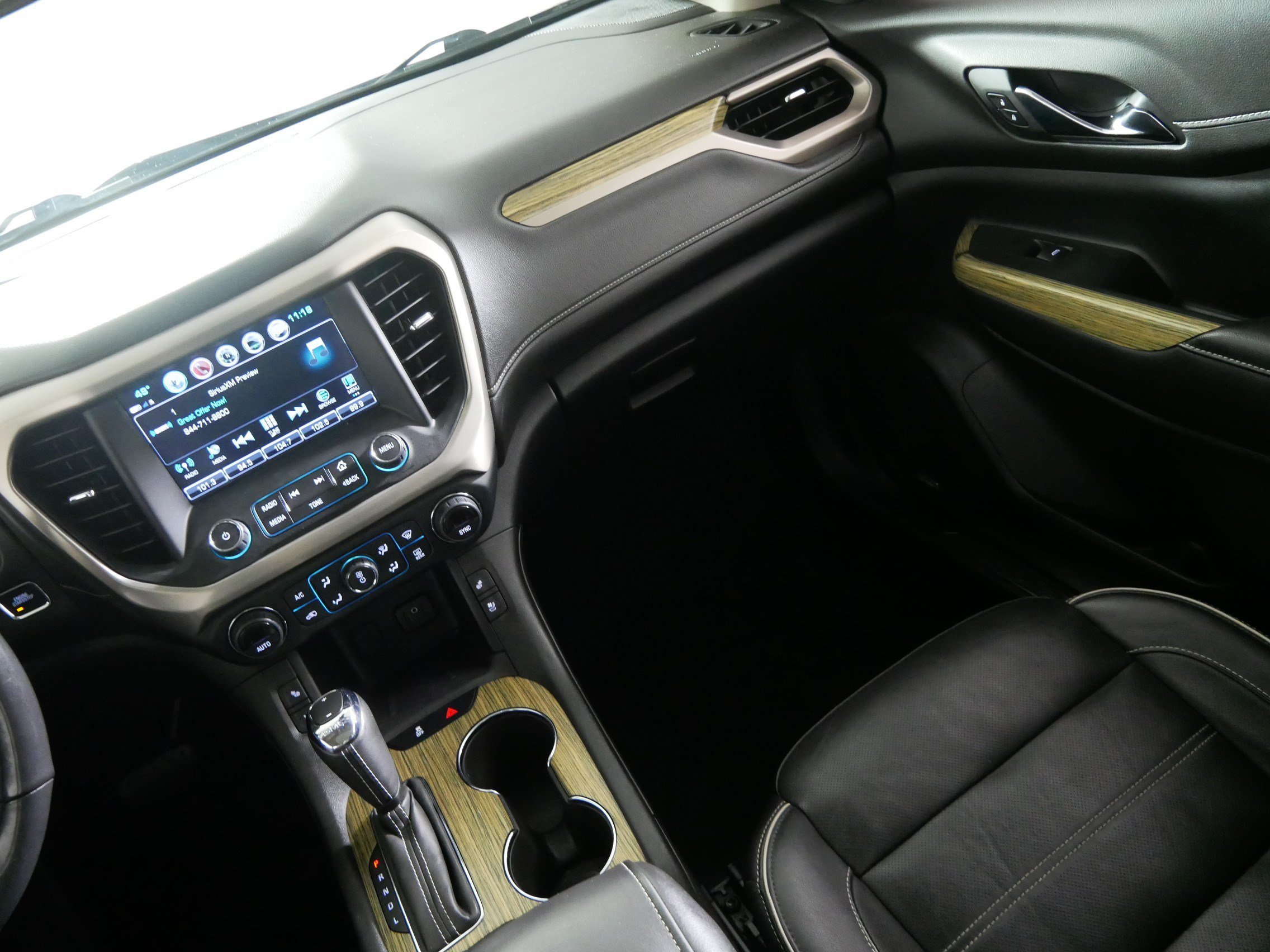 Used 2019 GMC Acadia Denali w/ Technology Package AWD/4WD image 11