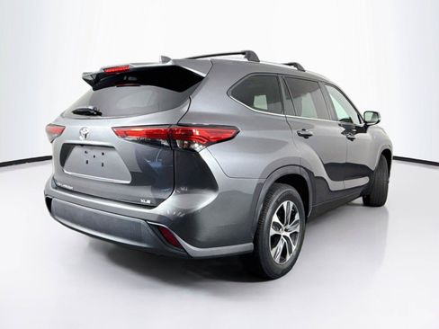 Used 2023 Toyota Highlander XLE FWD image 6