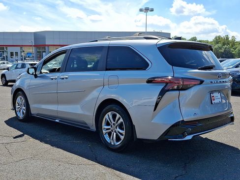 Certified 2023 Toyota Sienna XSE image 6