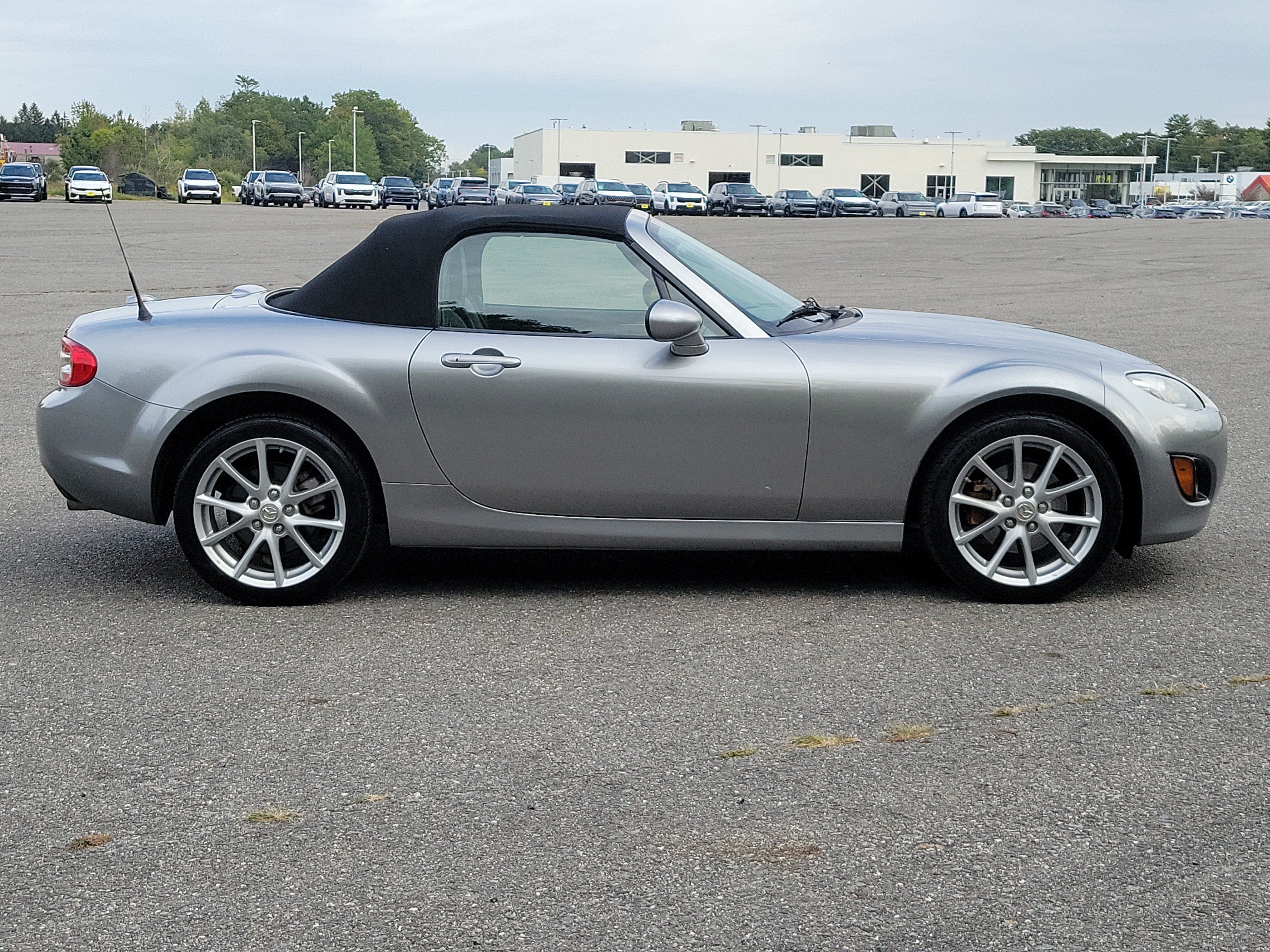 Used 2011 MAZDA MX-5 Miata Grand Touring w/ Premium Pkg RWD image 4