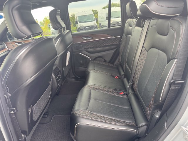 Used 2025 Jeep Grand Cherokee Summit AWD/4WD image 20