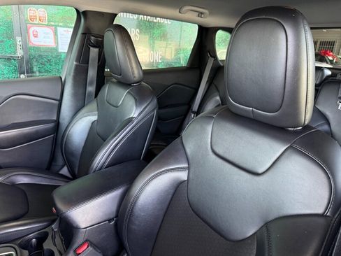 Used 2019 Jeep Cherokee Latitude Plus image 18