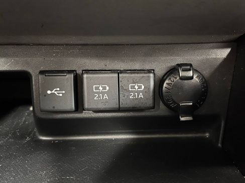 Used 2020 Toyota Highlander XLE AWD/4WD image 32