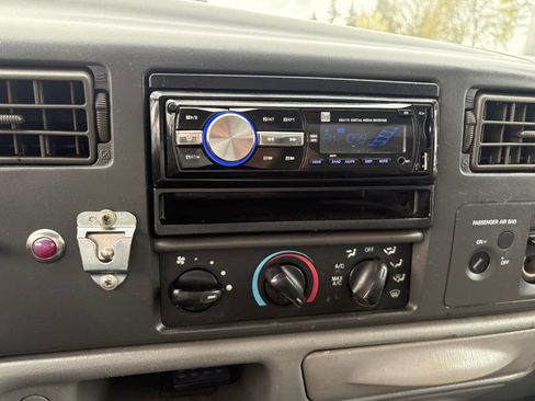 Used 2002 Ford F550 2WD Regular Cab Super Duty image 23