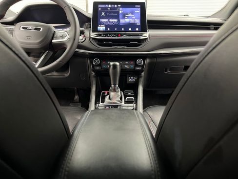Used 2025 Jeep Compass Trailhawk AWD/4WD image 35