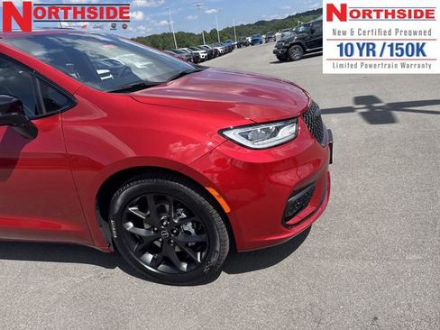 New 2026 Chrysler Pacifica Limited w/ Uconnect Theater Family Group image 4