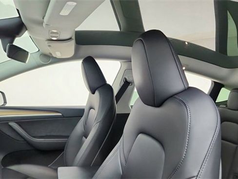 Used 2023 Tesla Model Y Performance image 32