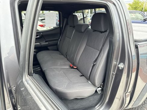 Used 2018 Toyota Tacoma TRD Off-Road AWD/4WD image 12