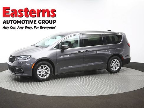 Used 2023 Chrysler Pacifica Touring-L FWD image 59