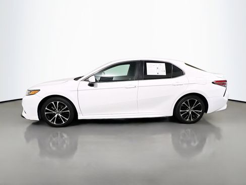 Used 2018 Toyota Camry SE image 9