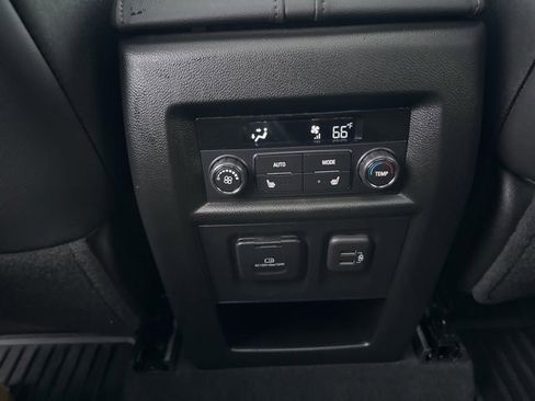 Used 2024 Chevrolet Traverse High Country image 35