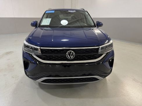 Certified 2023 Volkswagen Taos SE w/ Panoramic Sunroof Package FWD image 2