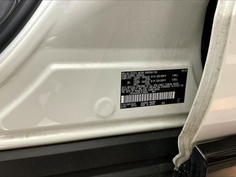 Used 2023 Toyota Venza Nightshade image 6