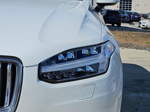 Used 2024 Volvo XC90 B5 Core w/ Climate Package image 9
