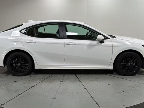 Used 2025 Toyota Camry SE image 6