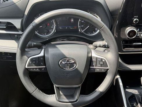 Certified 2025 Toyota Highlander LE FWD image 11