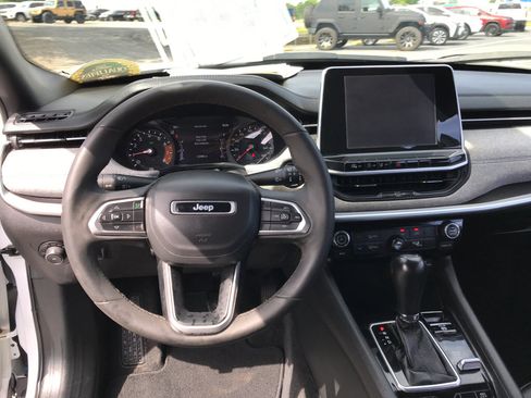 Used 2025 Jeep Compass Latitude AWD/4WD image 9