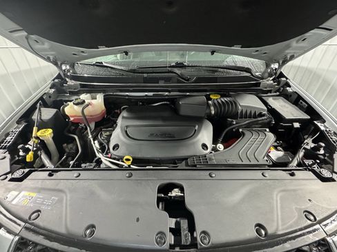 Used 2024 Chrysler Pacifica Touring-L image 16