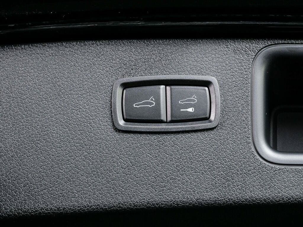 Certified 2026 Porsche Macan AWD/4WD image 32