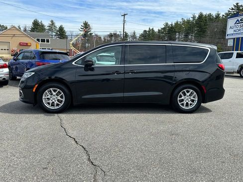 Used 2023 Chrysler Pacifica Touring-L FWD image 2