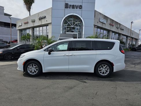 New 2026 Chrysler Pacifica Select image 4