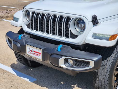 Used 2024 Jeep Wrangler Unlimited Sahara w/ Technology Group AWD/4WD image 11