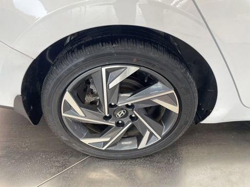 Used 2024 Hyundai Elantra Limited FWD image 9
