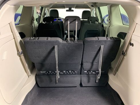 Used 2022 Chrysler Voyager LX image 33