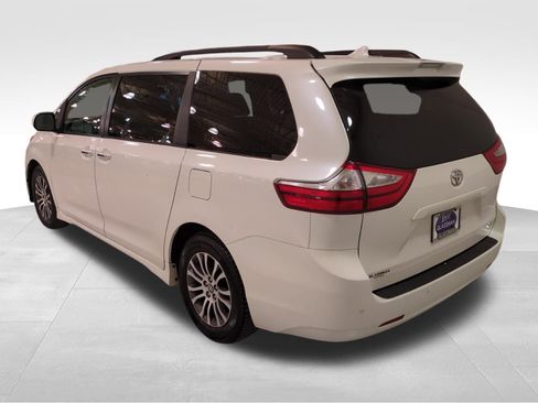 Used 2019 Toyota Sienna XLE image 5