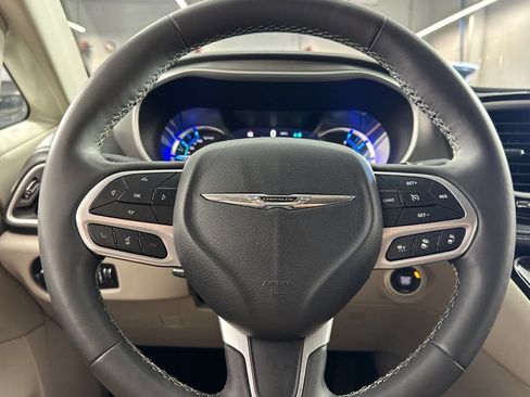 Used 2023 Chrysler Pacifica Touring-L FWD image 27