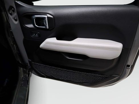 Used 2022 Jeep Wrangler Unlimited Sahara AWD/4WD image 13